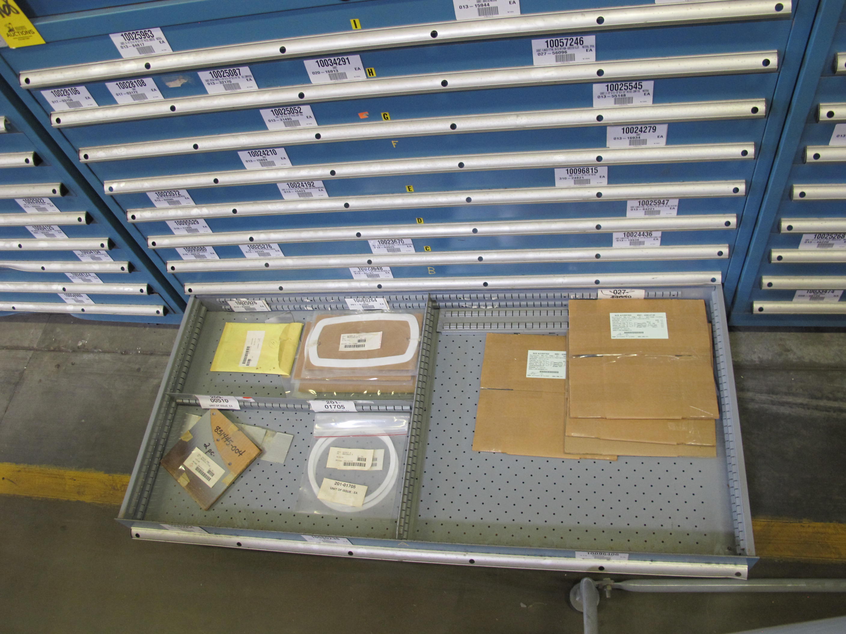 LISTA HEAVY DUTY 9-DRAWER PARTS CABINET W/ CONTENTS (W-50) LOADING & HANDLING FEE $25-